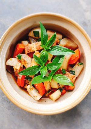 Hình của món Củ cải cà rốt kho đậu khuôn chay.