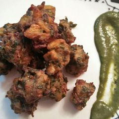 A picture of Mix Saag aalu ke pakode.