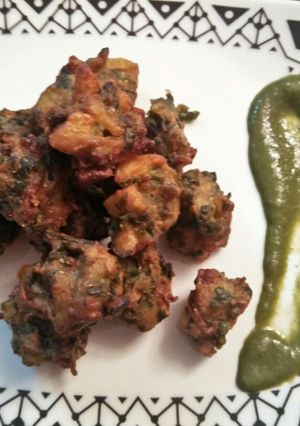 A picture of Mix Saag aalu ke pakode.