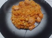 Una foto de guiso de arroz con salchichas
