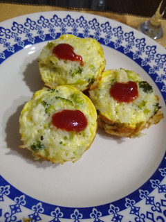 Una foto de Muffins de brócoli, arroz y queso. Sin harinas