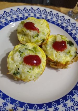 Una foto de Muffins de brócoli, arroz y queso. Sin harinas