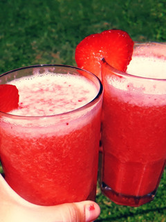 Una foto de Licuado de frutilla y piña