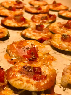 Una foto de Minipizzas de calabacín sin lactosa