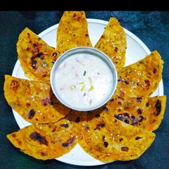 A picture of Methi lasun paratha.