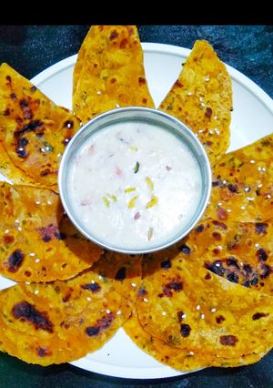 A picture of Methi lasun paratha.