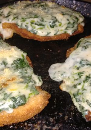 Una foto de Milanesas con salsa blanca y espinaca