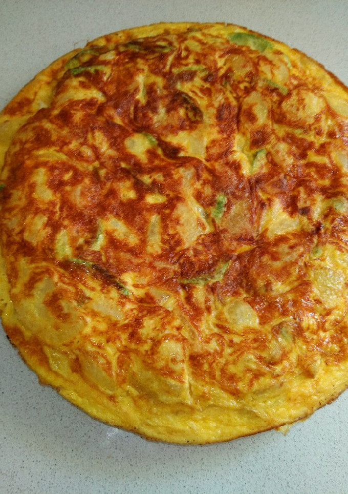 Una foto de Tortilla de patata y calabacín