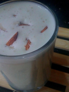 வெண்ணிலா மில்க் சேக் - (Vanilla milkshake Recipe in Tamil) செய்முறை முக்கிய புகைப்படம்