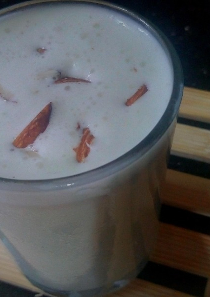 வெண்ணிலா மில்க் சேக் - (Vanilla milkshake Recipe in Tamil) செய்முறை முக்கிய புகைப்படம்