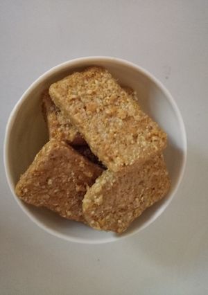 A picture of Til & peanuts khoya bar.