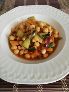 Una foto de Garbanzos con verduras y salsa de soja