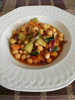 Una foto de Garbanzos con verduras y salsa de soja
