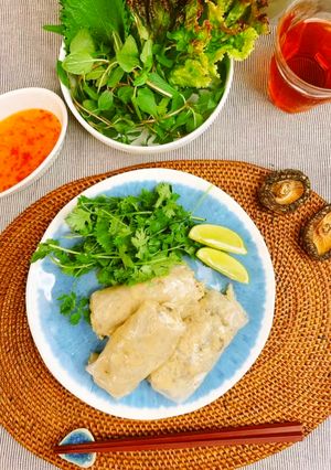 A picture of Delicious Ethnic Fried Spring Roll With Shiitake Powder.