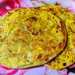 A picture of Aloo paneer ke parathe.