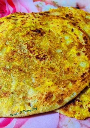 A picture of Aloo paneer ke parathe.