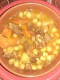 Guiso de garbanzos con chorizo colorado y carne