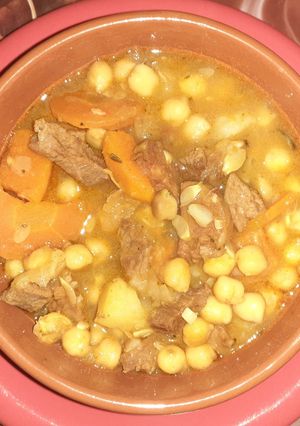 Una foto de Guiso de garbanzos con chorizo colorado y carne