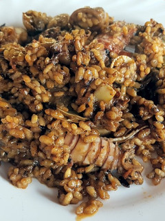 Una foto de Arroz de Galeras y Alcachofas en fuego de leña