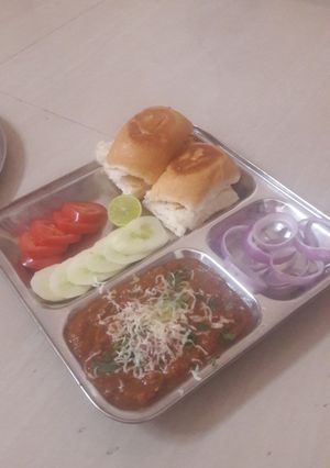 पावभाजी (pav bhaji recipe in marathi) रेसिपी चे मुख्य फोटो 