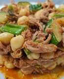 Garbanzos pulled pork con calçots y calabacín
