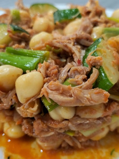 Una foto de Garbanzos pulled pork con calçots y calabacín