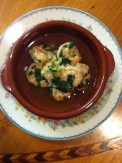 Una foto de Camarones al ajillo con cilantro