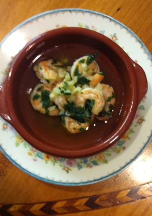 Una foto de Camarones al ajillo con cilantro