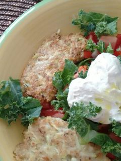 Una foto de Tortitas de calabacín, ensalada de Kale, cañamonesa y Agua de Mar