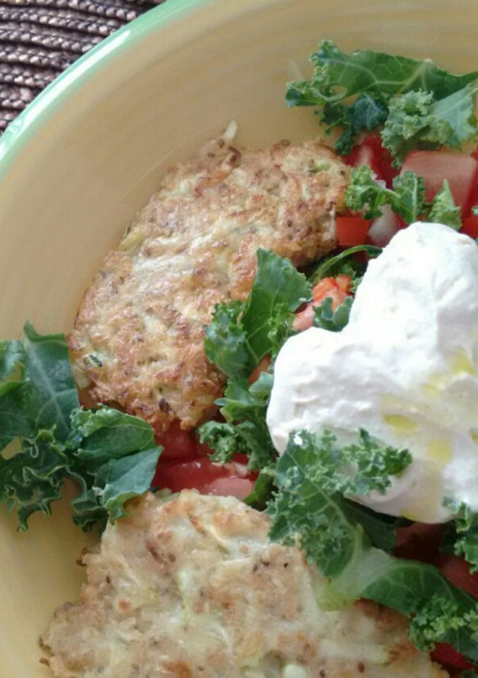 Una foto de Tortitas de calabacín, ensalada de Kale, cañamonesa y Agua de Mar