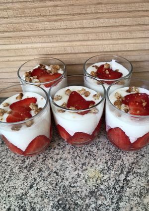 Foto resep Strawberry mousse coconut crumble