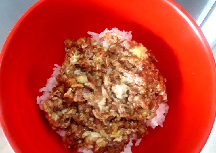 Nasi siram kornet telur seadanya