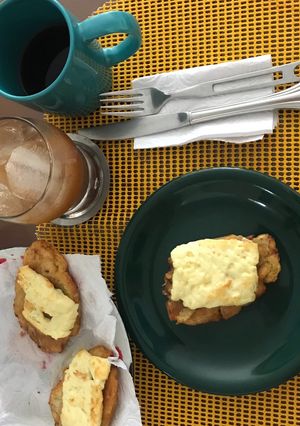 Una foto de Los patacones con queso exquisito jugo de tamarindo