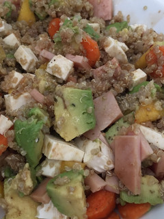 Una foto de Ensalada de quinoa con aguacate