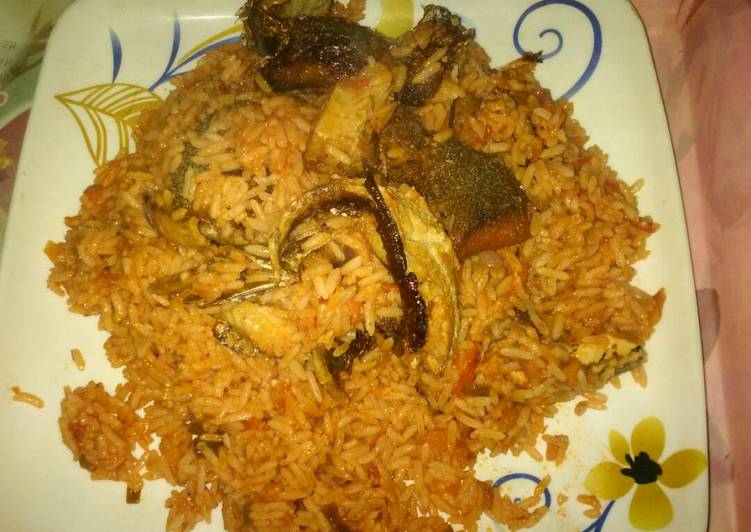 Jollof rice with smoked fish Recipe by Caroline E Cookpad