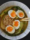 Ramyeon pak choi et œufs mollets