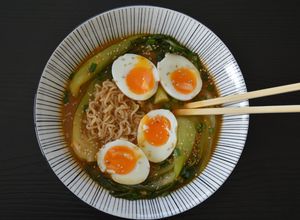 Une photo de Ramyeon pak choi et œufs mollets