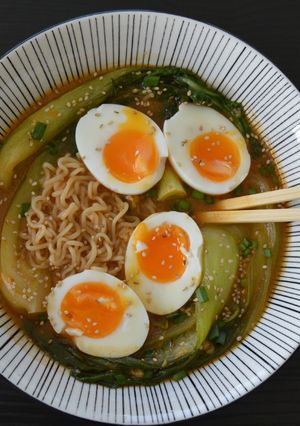 Une photo de Ramyeon pak choi et œufs mollets