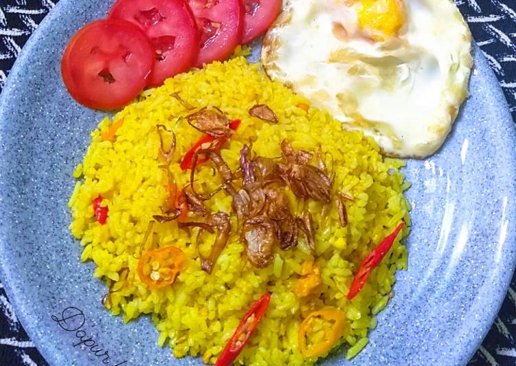 Nasi goreng kuning