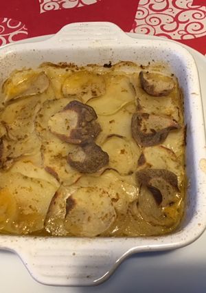Une photo de Gratin de pommes de terre à l ail,oignon basilic et mozzarella di buffala au bouillon de gambas