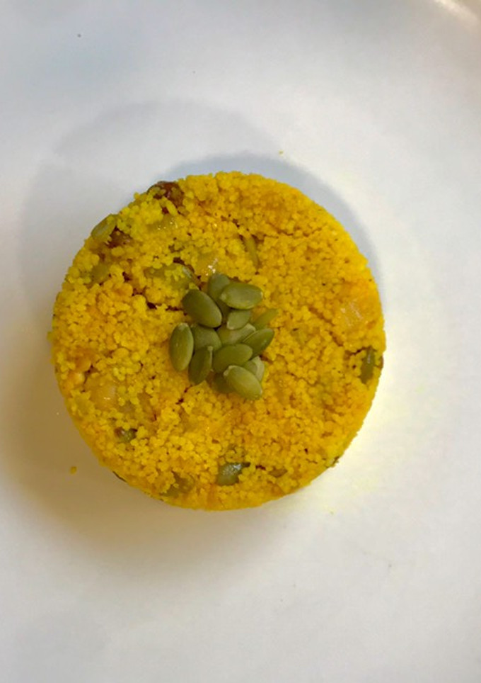 Una foto de Couscous con cúrcuma
