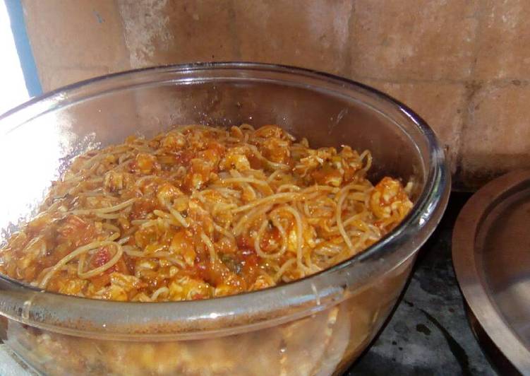 Pasta con langosta en salsa