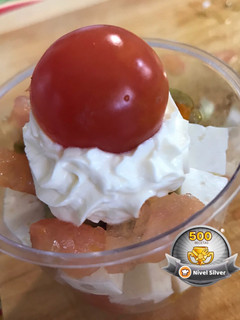 Una foto de Caprese en copitas