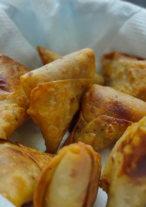 A picture of Wheat onion samosa.