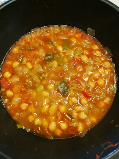 Una foto de Potaje de garbanzos vegetal en wok 🍲