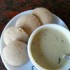 A picture of Oats Idli with chana peanut chutney.