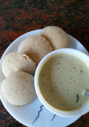 A picture of Oats Idli with chana peanut chutney.