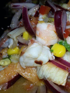 Una foto de Ceviche de gambas y langostinos