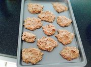 Una foto de galletas de avena y linaza