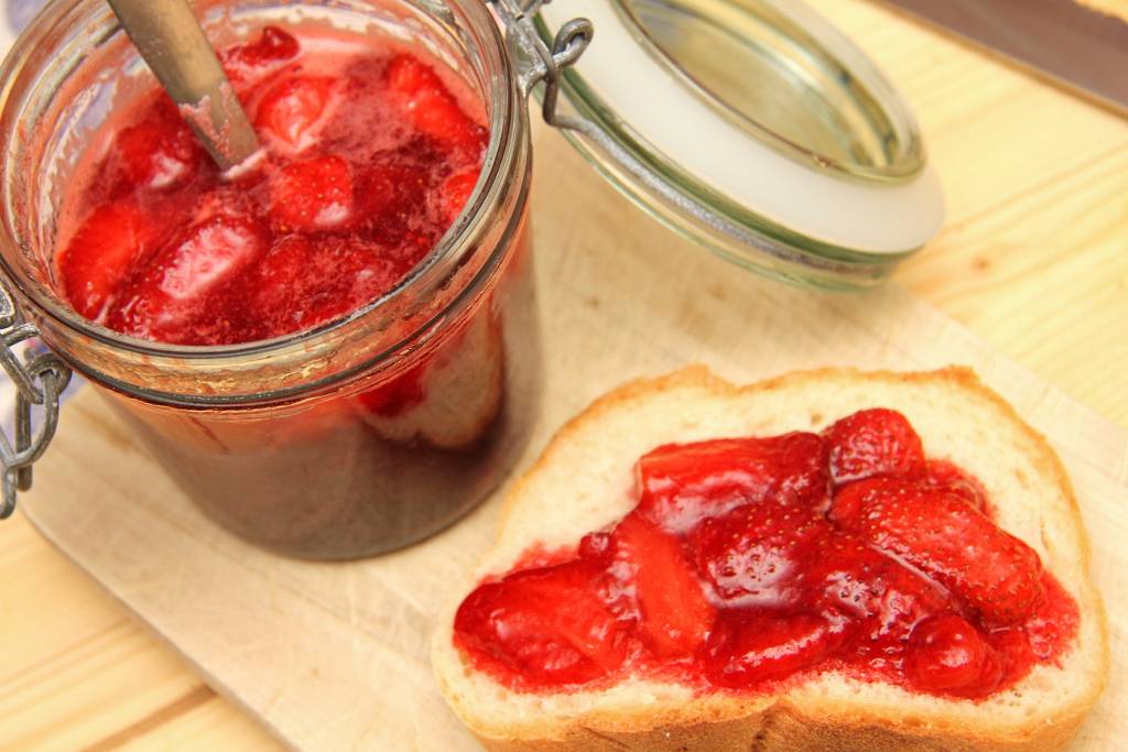 Egyszerű eperdzsem recept recept fotó